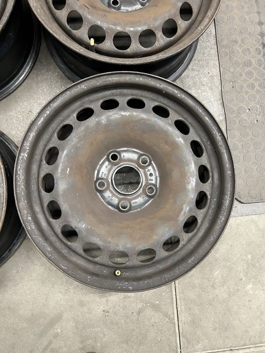 Felgi stalowe z kołpakami 6.5Jx16H2 ET42 5x112 VW Passat B5