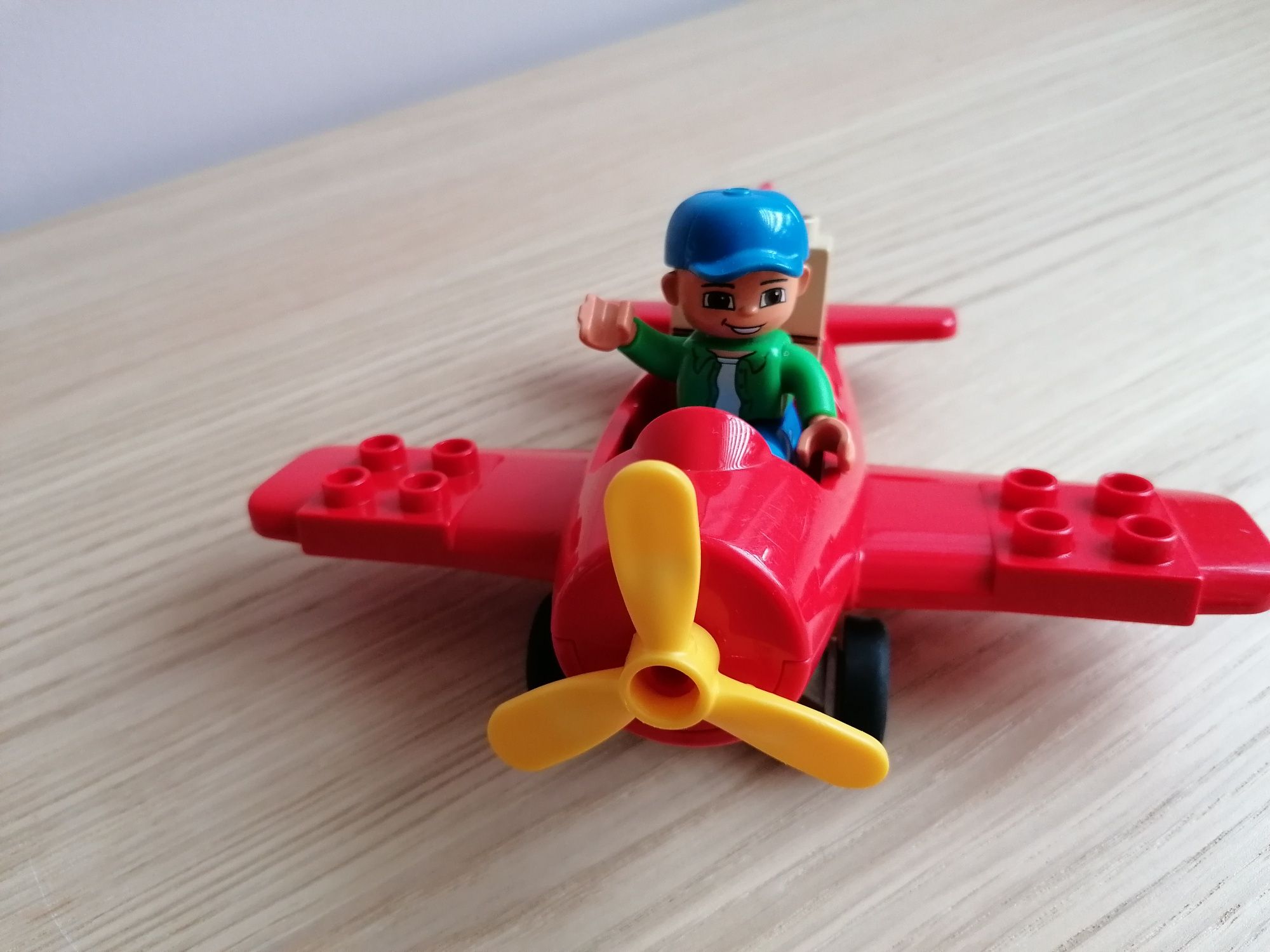 Lego duplo czerwony samolot, pilot, paczka