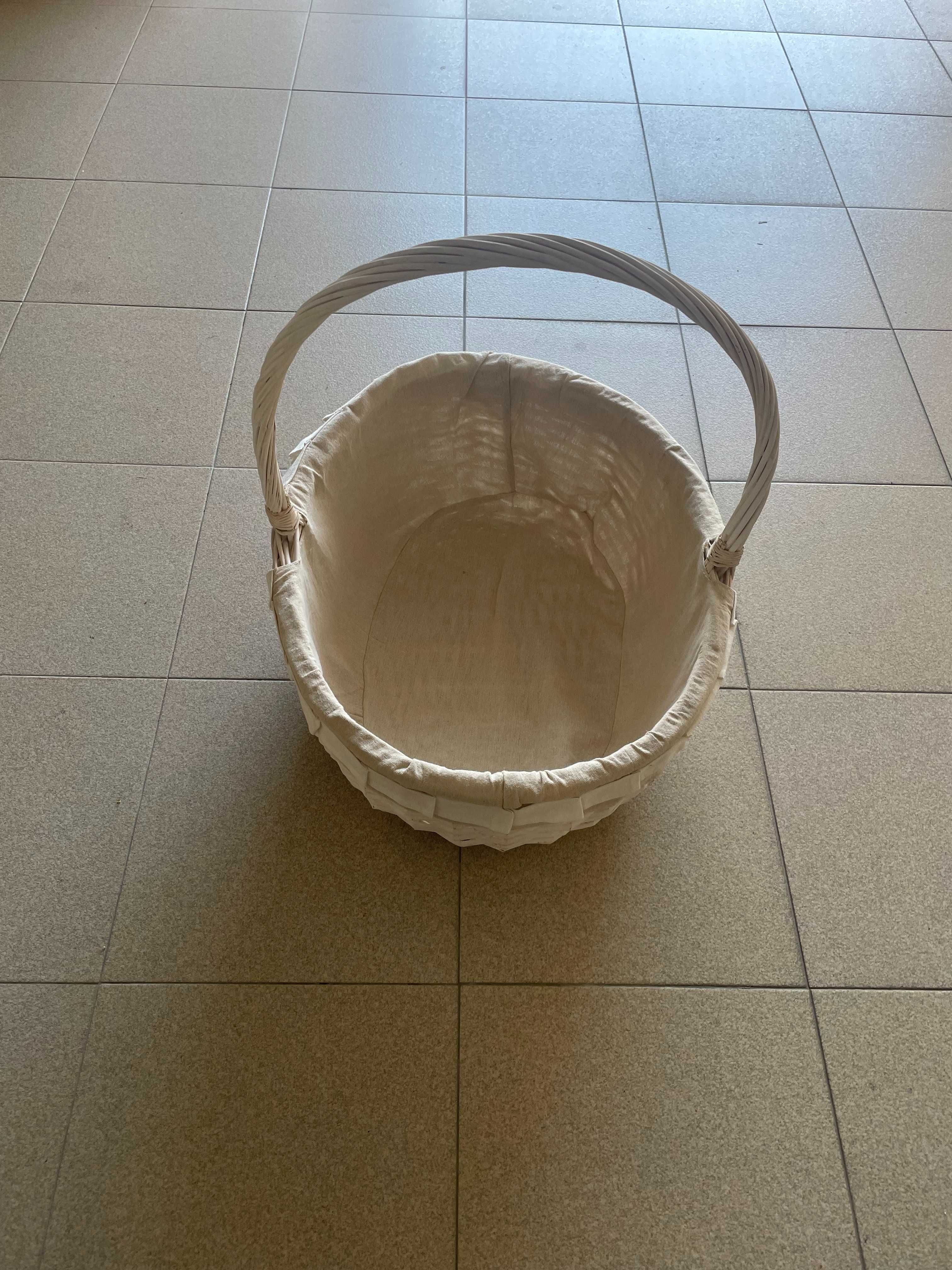 Cesta de vime branca com forro em tecido