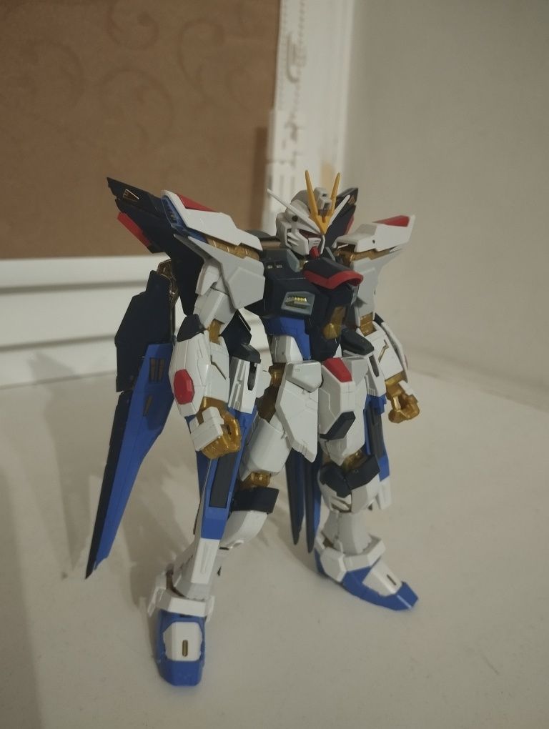 RG Gundam Strike freedom масштабом 1/144 + подставка