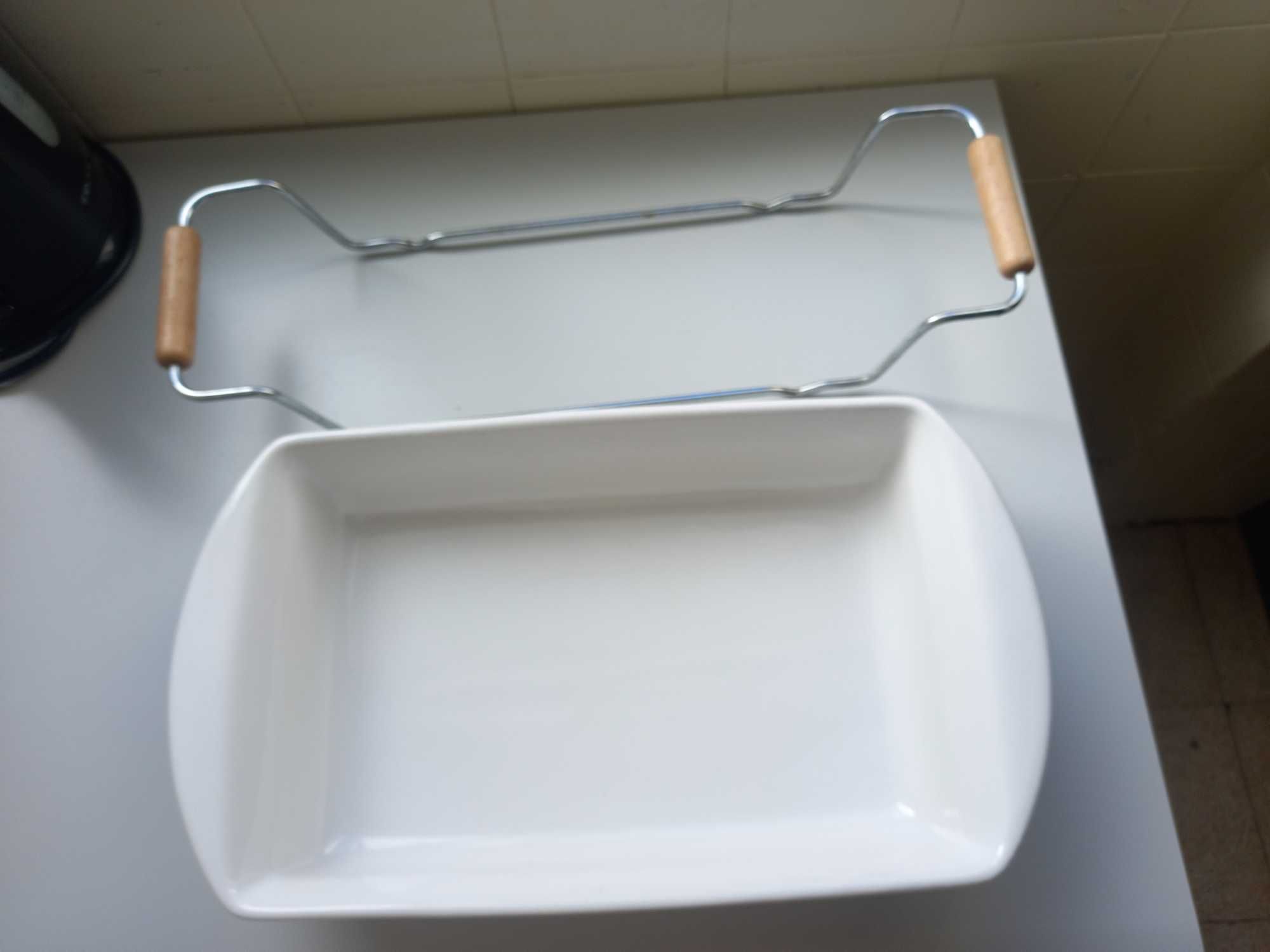 Travessa de loiça e suporte para ir a mesa
