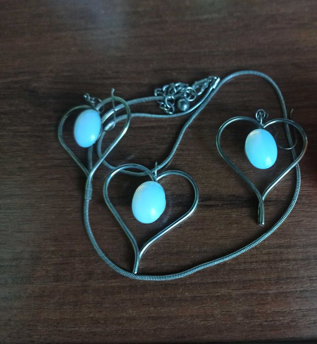 wiszące kolczyki oraz łańcuszek z zawieszką. Komplet