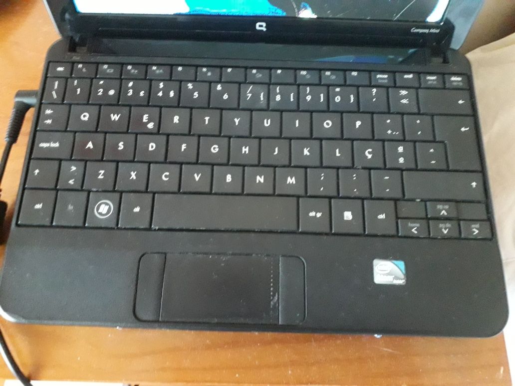 Portátil HP Compaq mini 110 com ecrã partido
