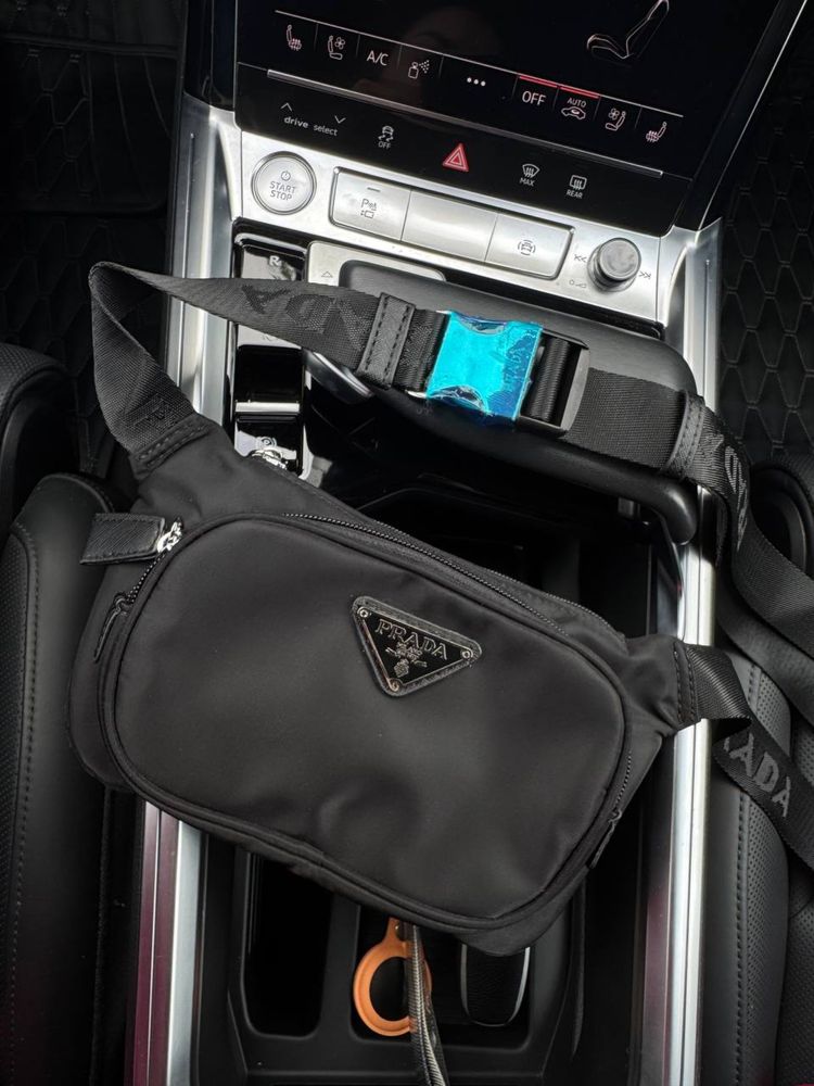 Сумка бананка Prada чорна в коробці