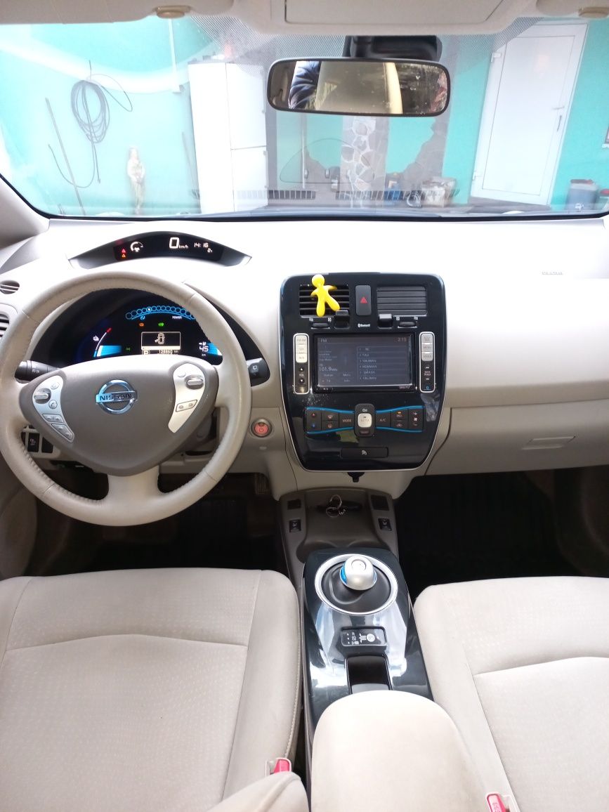 Nissan leaf    електромобіль