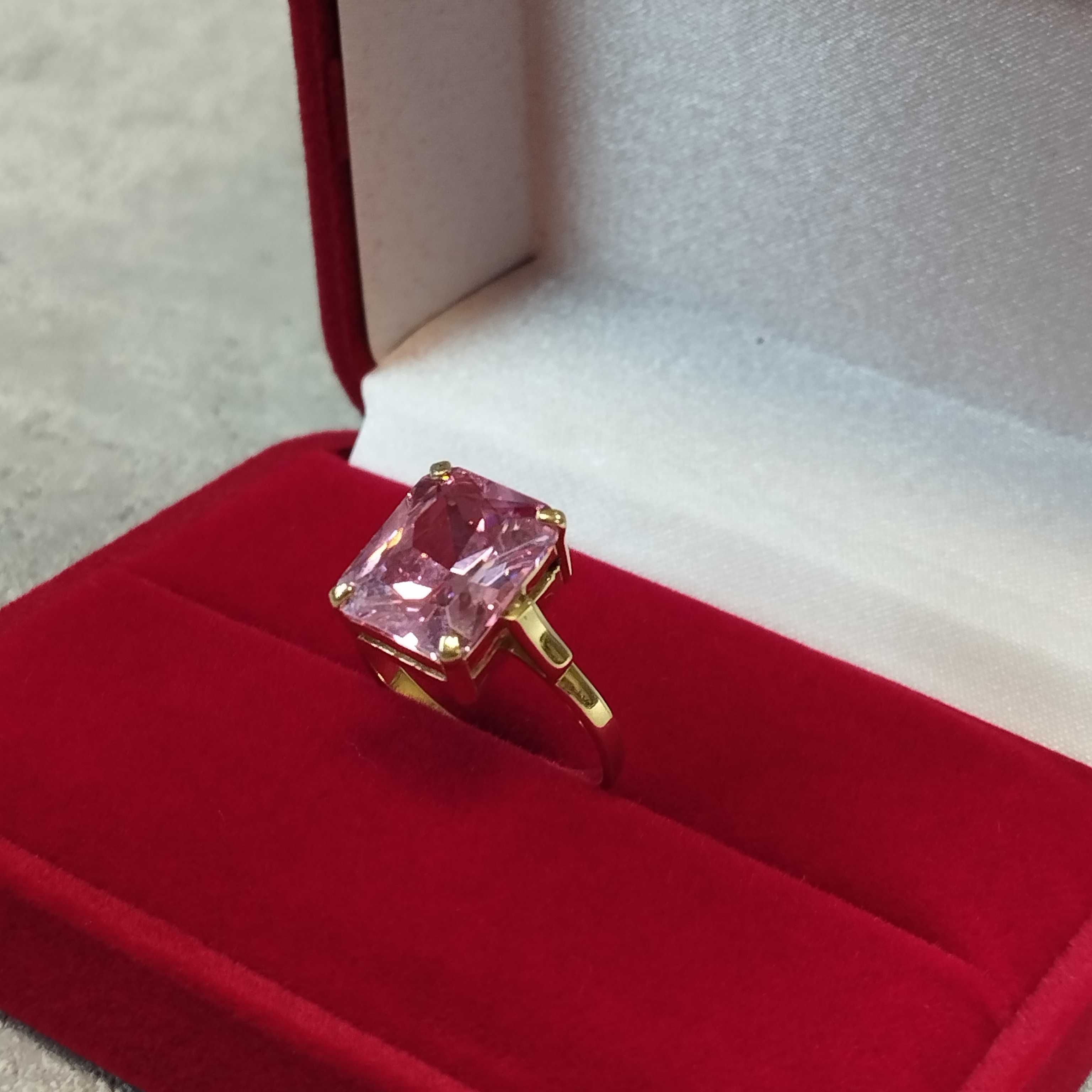 Złoty pierścionek z różowym kamieniem