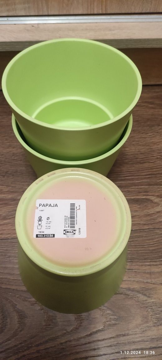 Ceramiczne doniczki, dekoracje w seledynowym kolorze