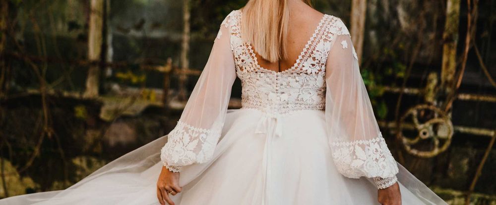 Suknia ślubna z długimi rękawem z dekoltem V