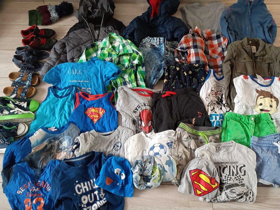 Paka ubrań 110/116 25 szt plus buty i czapki