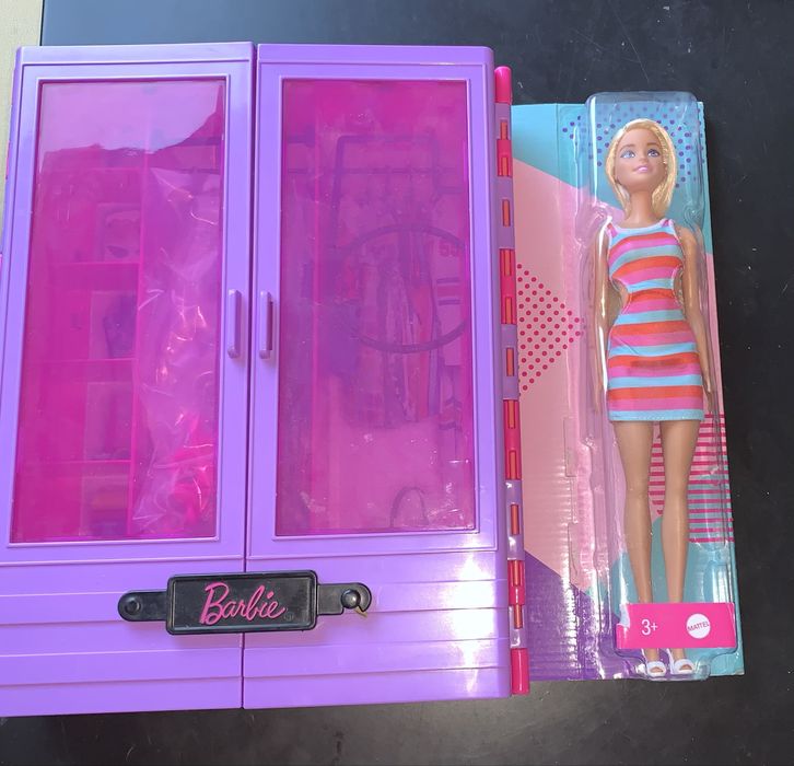 Barbie e o armario portatil