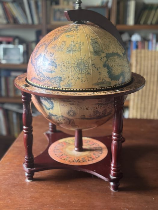 Barek w kształcie globusa