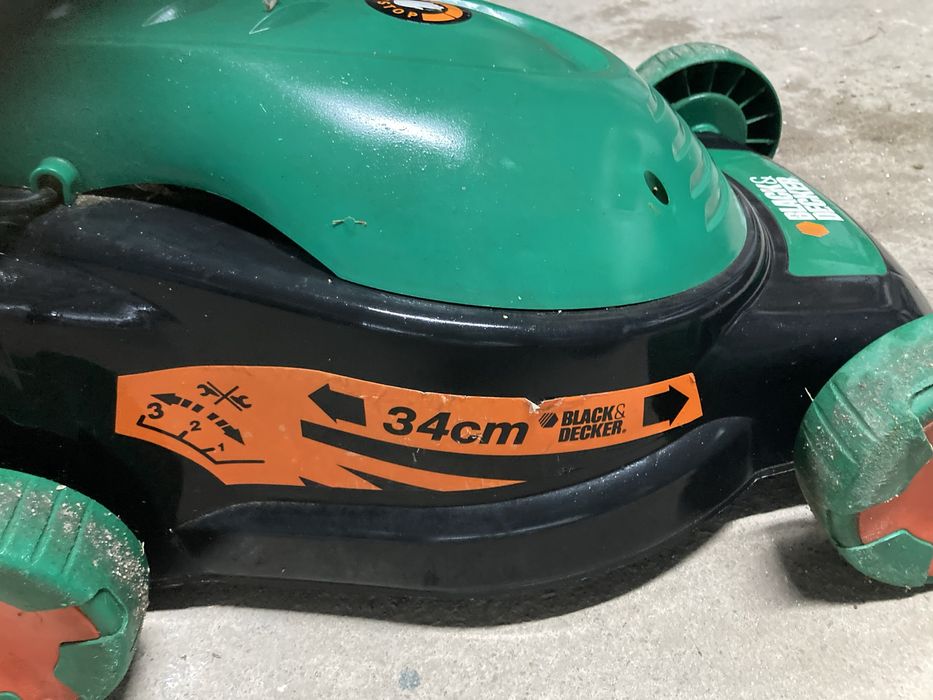 Maquina de cortar relva Black Decker em bom estado