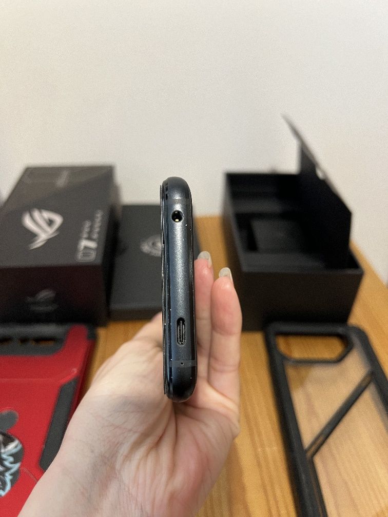 ASUS ROG Phone 7 12/256GB – stan bdb, ekran jak nowy + 2 etui gratis