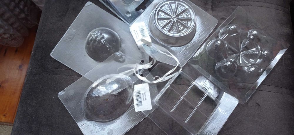 Формочки для виготовлення мила або шоколаду.