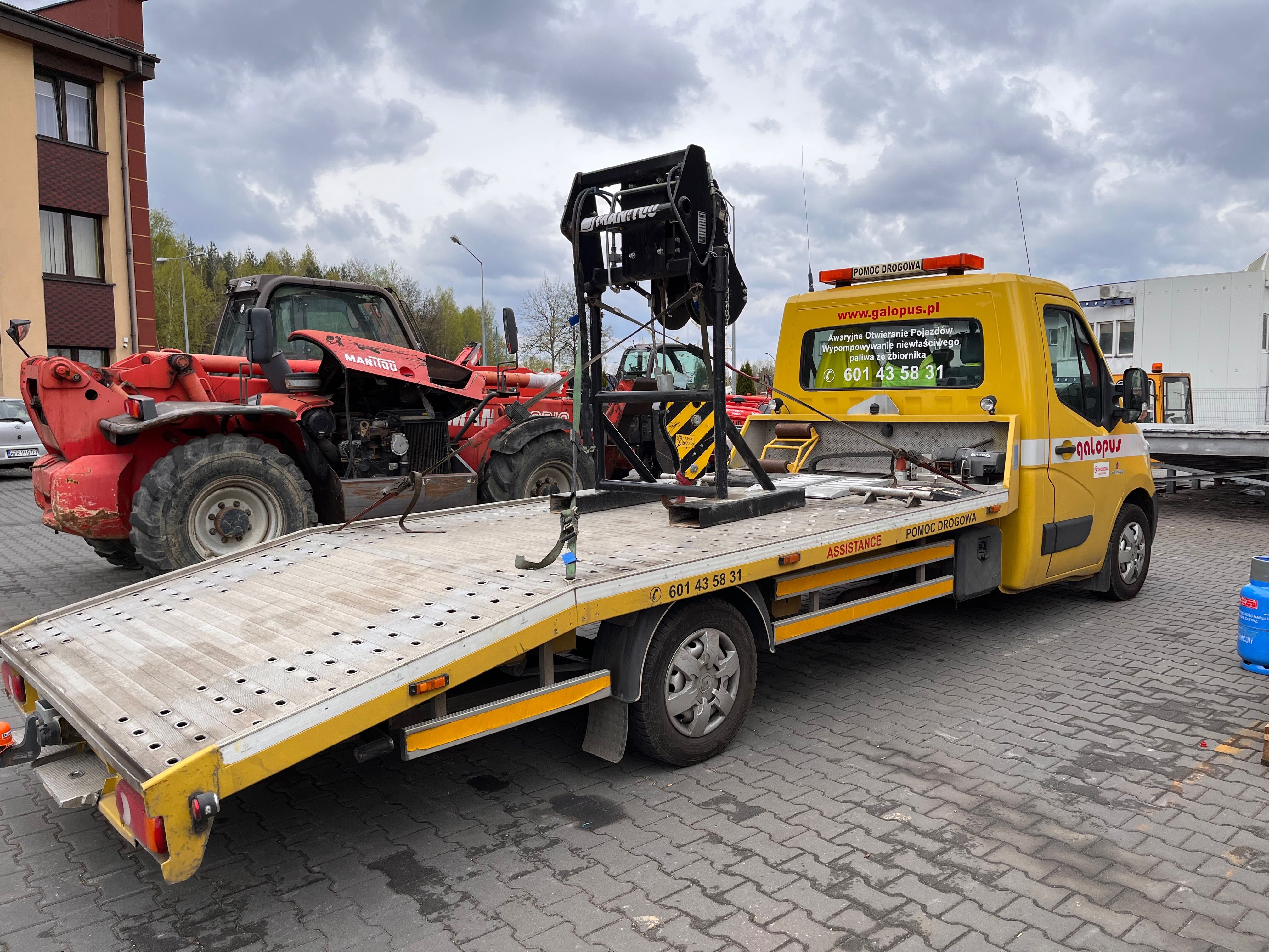 Transport maszyn : koparek traktorów zwyżek wózków widłowych.