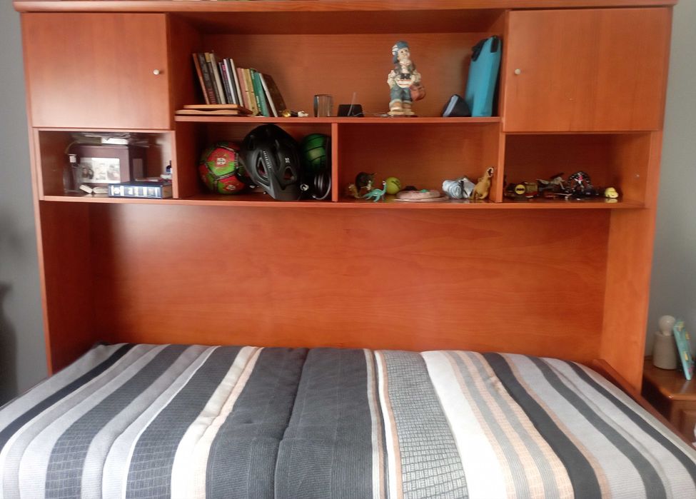 Cama de solteiro com estante em cerejeira