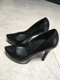 Sapatos Calçado Guimarães tamanho 35 pretos com sola vermelha