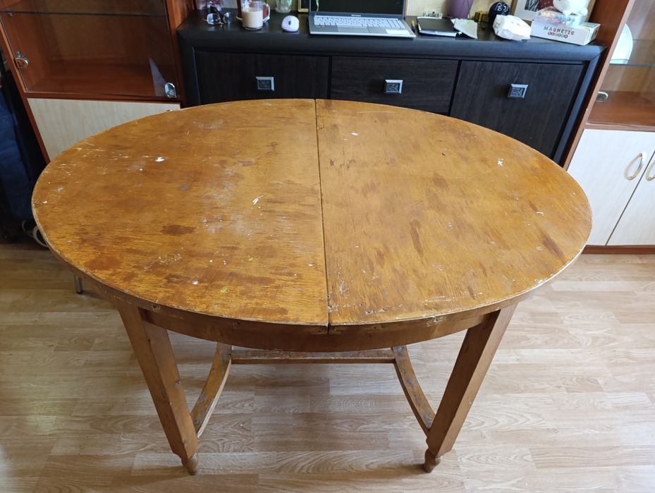 Овальний дерев'яний стіл