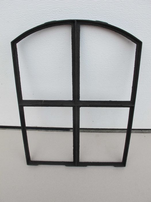 Okna okienka żeliwne