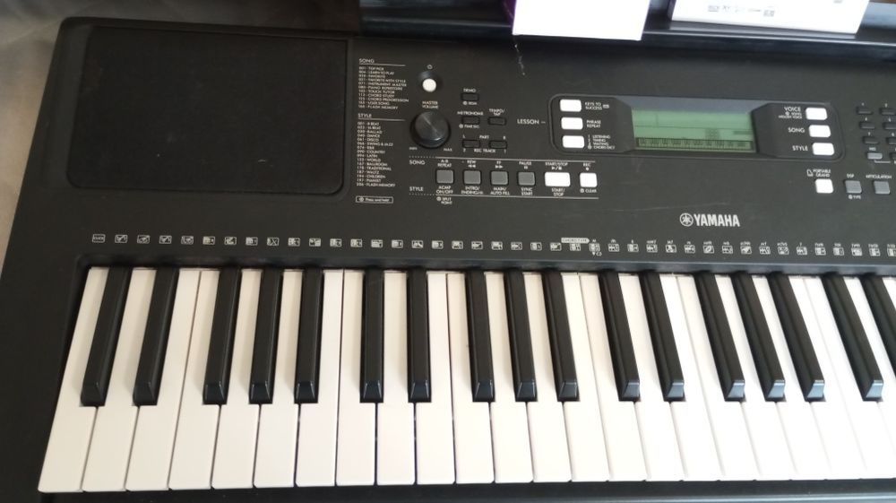 Продам Синтезатор Yamaha PSR-E3 73 . Самовывоз.