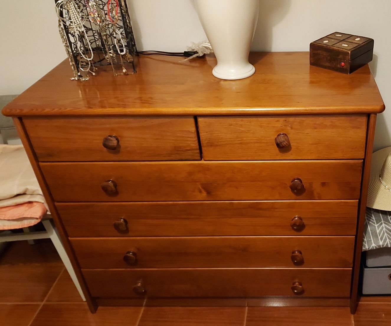 Quarto de casal - comoda, mesas de cabeceira e cama com colchão