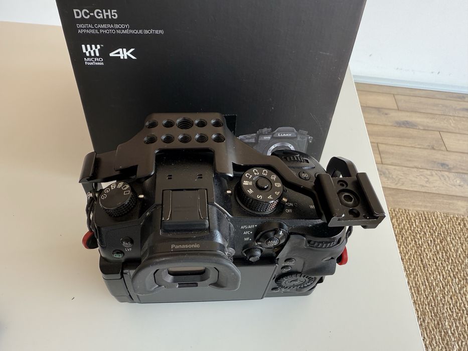 Lumix GH5 + Cage Small Rig + 4 Baterias