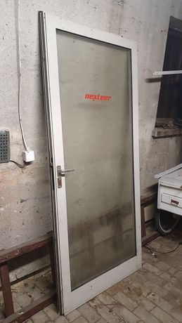 Drzwi wejściowe aluminiowe przeszklone sklepowe
