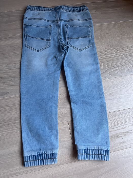 Dżinsowe joggery i koszula z kapturem