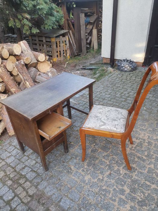 Małe biurko z żaluzją. Do renowacji