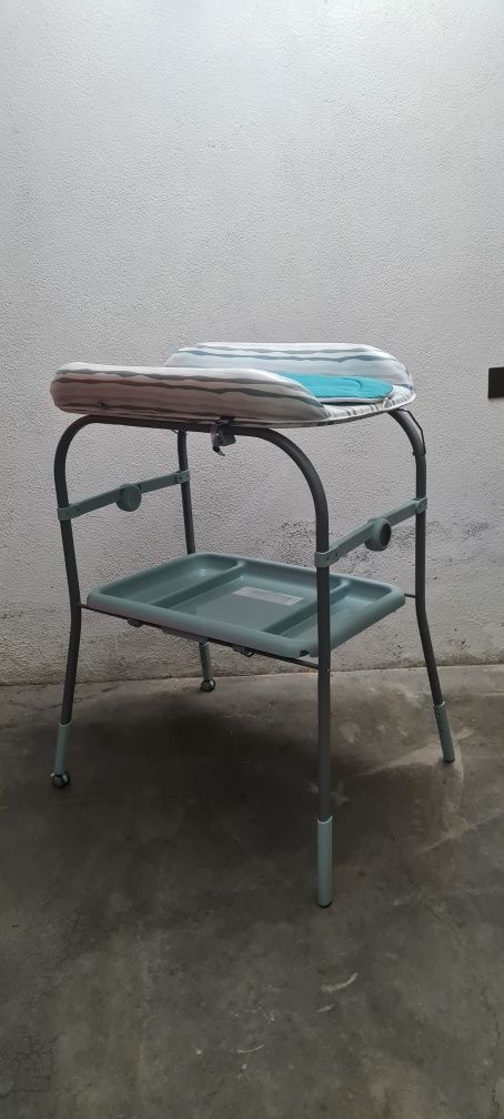 Muda fraldas com banheira
