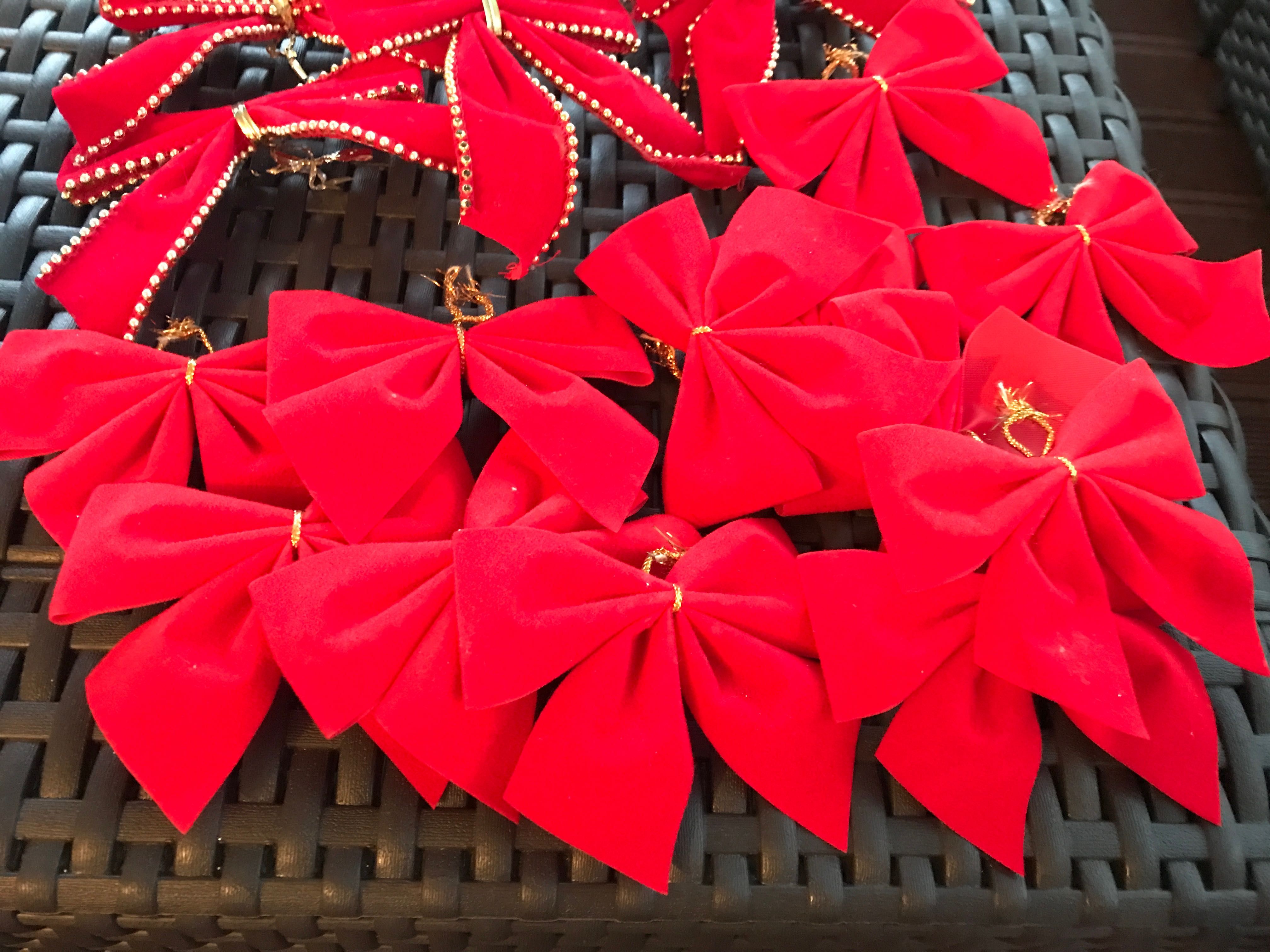 Bolas e enfeites de Natal (vermelho, rosa e prateado)