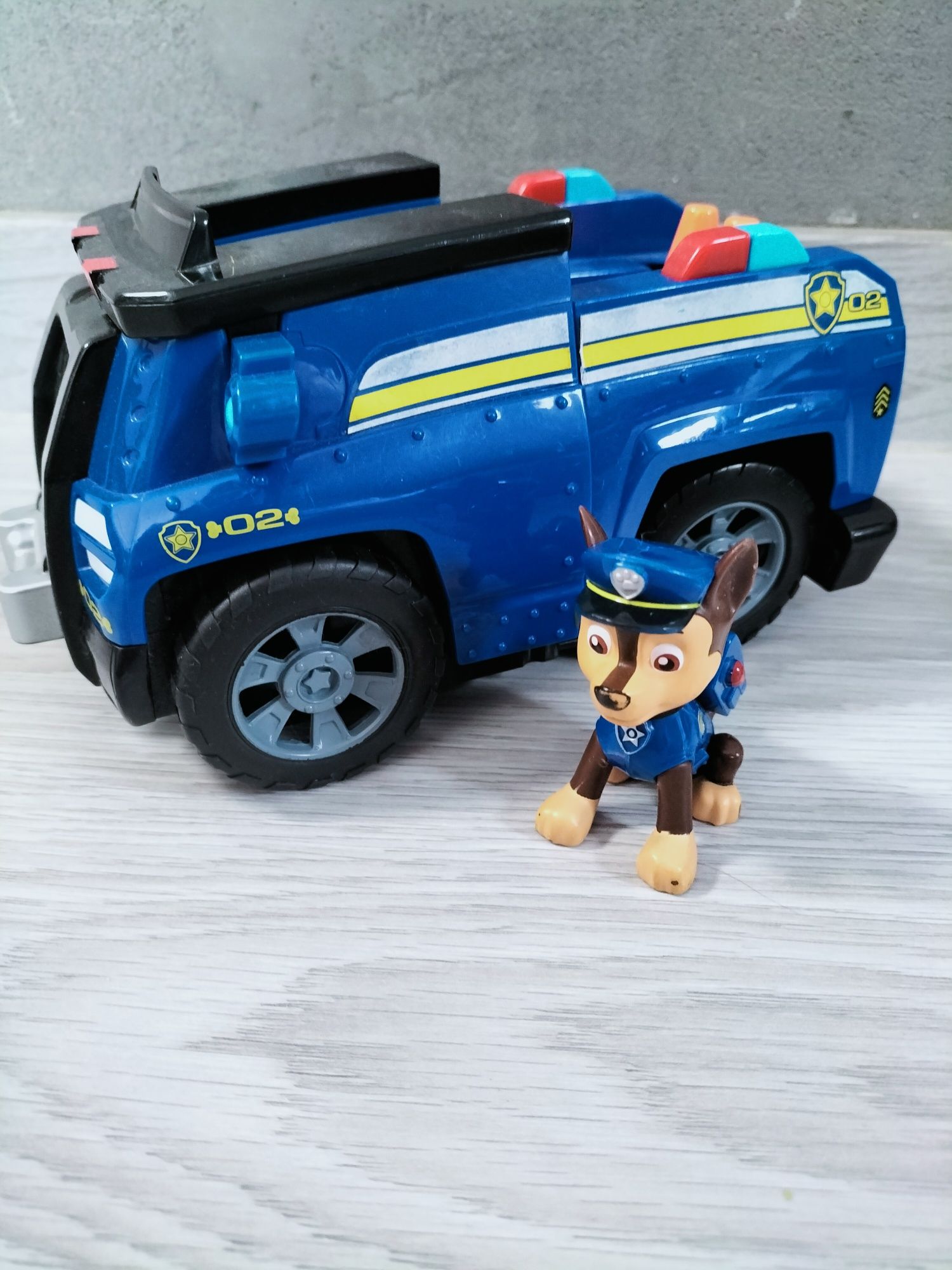 Psi Patrol figurka Pieska Chase oraz pojazd z dźwiękiem On a Roll Chas