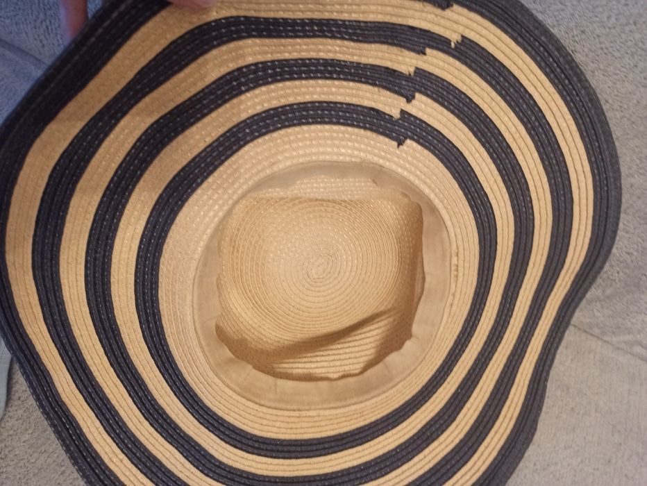 Kapelusz na lato z większym rondem