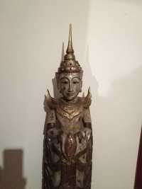 Buda indiano de pé, com iluminação