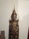 Buda indiano de pé, com iluminação