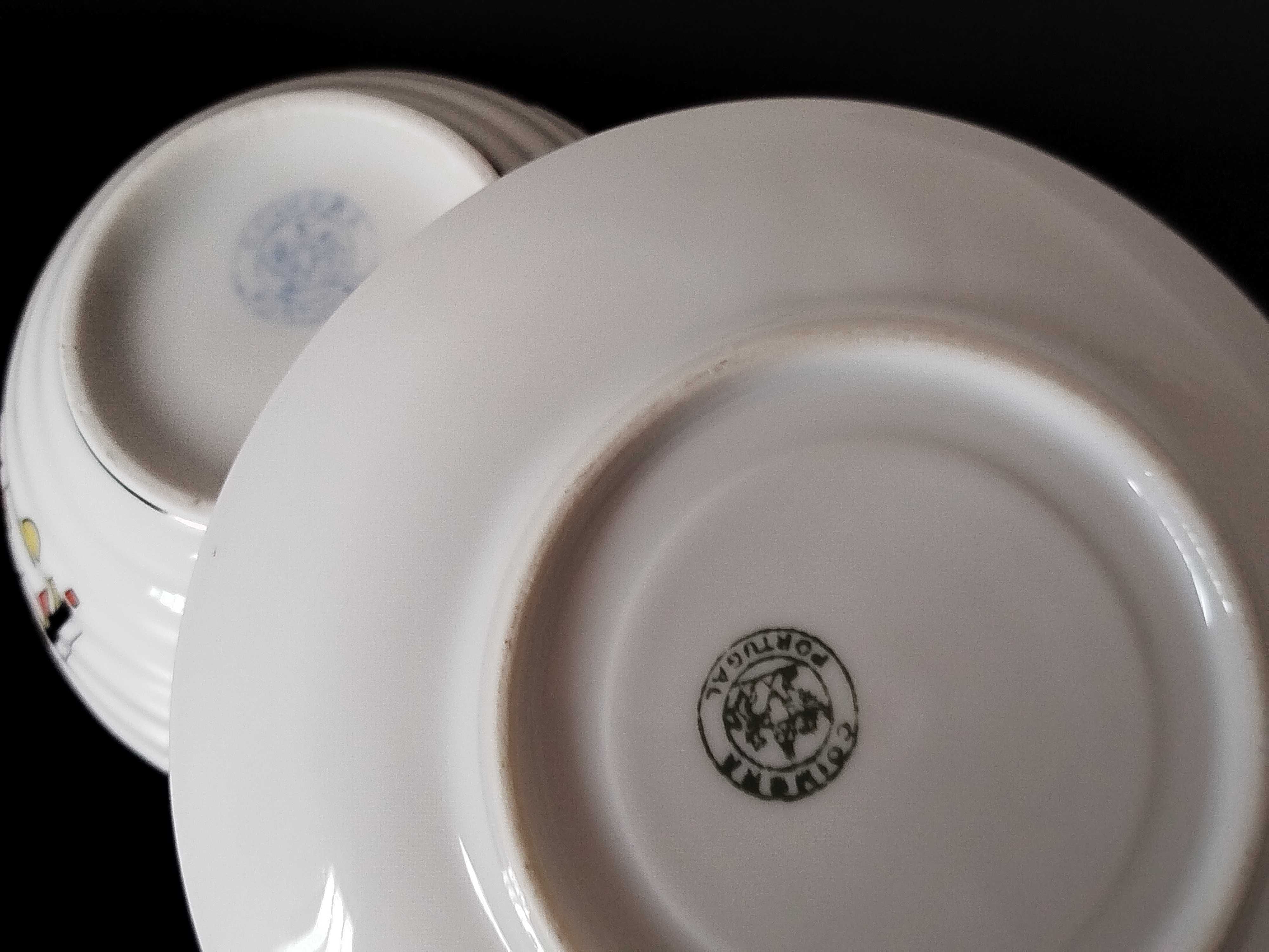 Duas chávenas de chá em porcelana