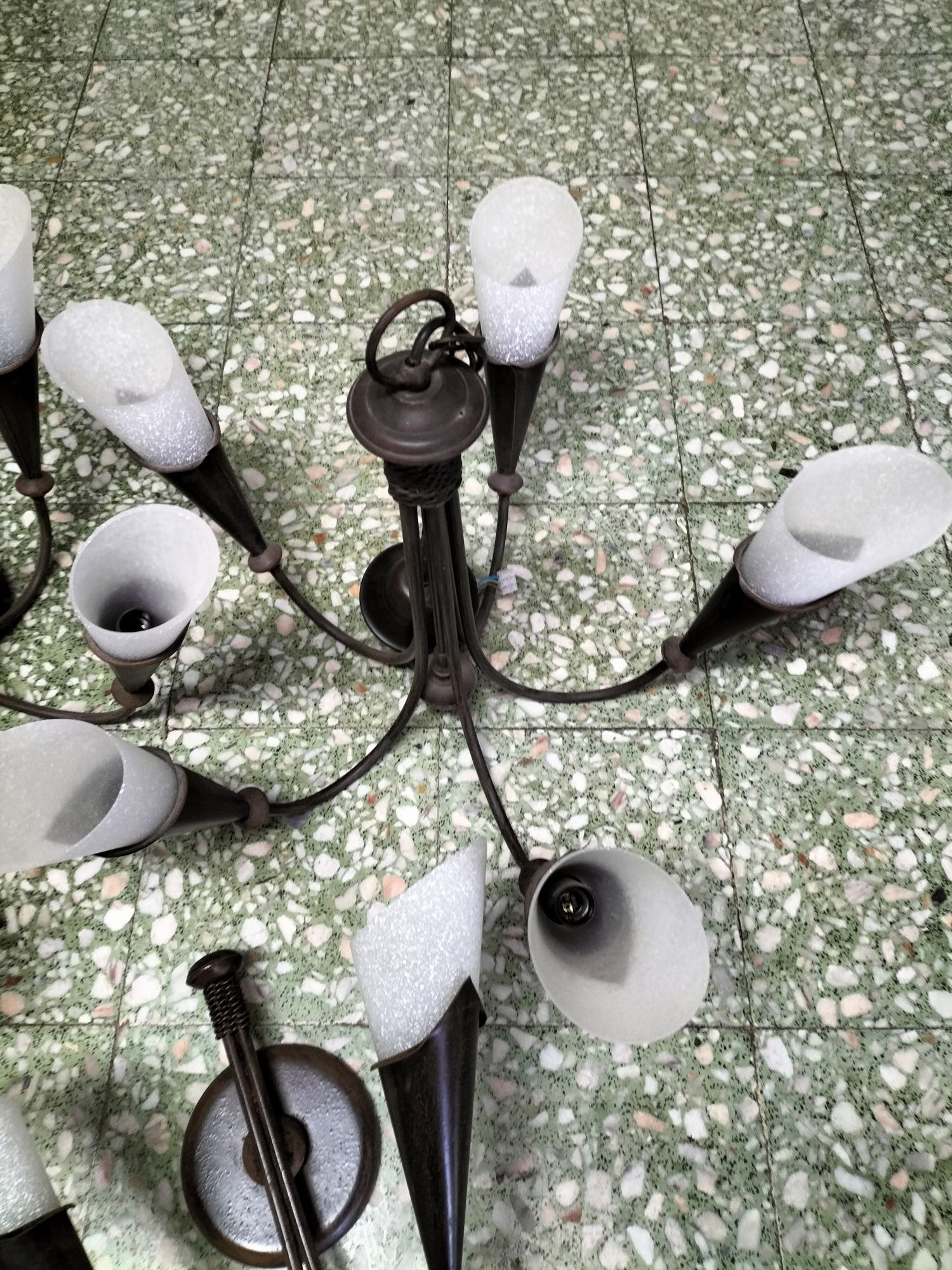 Conjunto de candeeiros de tecto e parede.