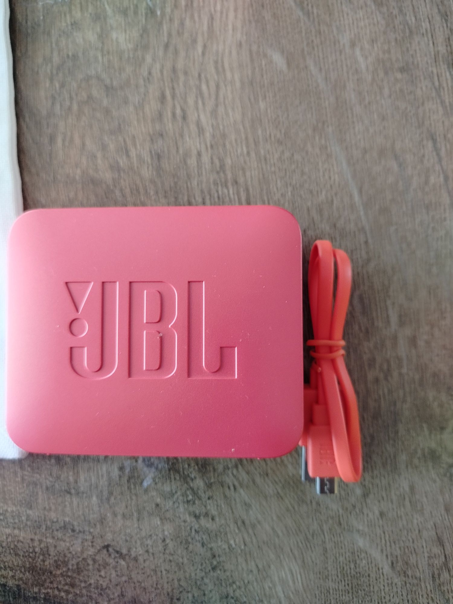JBL Harman Go Essential czerwony.