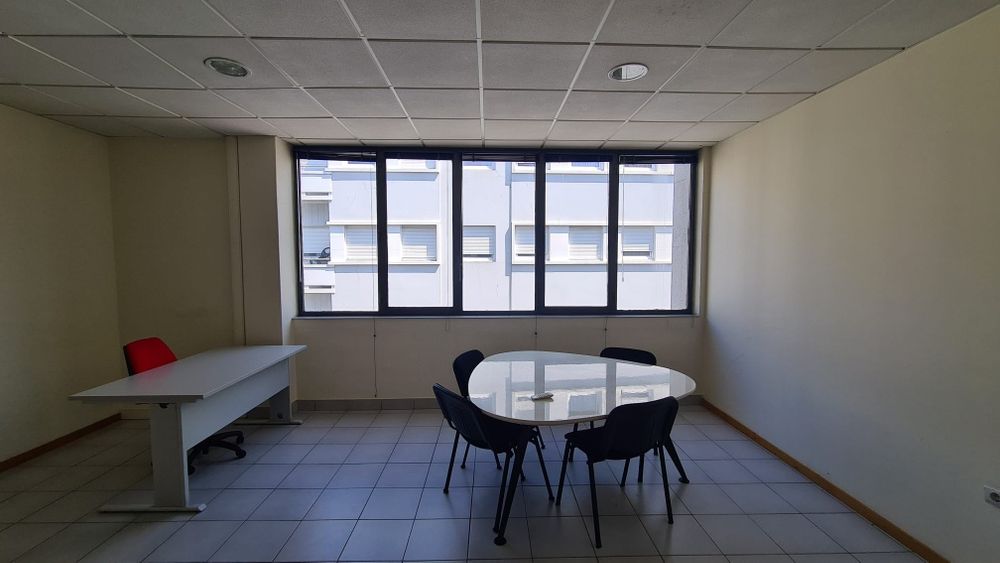 Escritório com 40m2 - Av. Fernão Magalhães- Porto