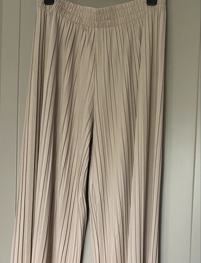 Nowe beżowe plisowane spodnie wide leg