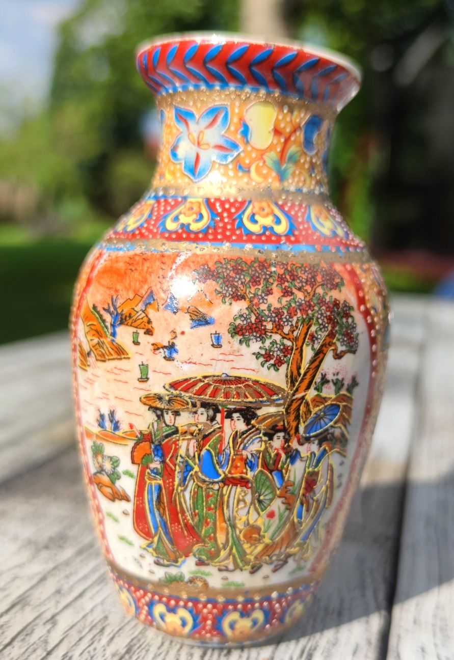Piękny, ręcznie malowany wazonik, chińska porcelana. Vintage, prl