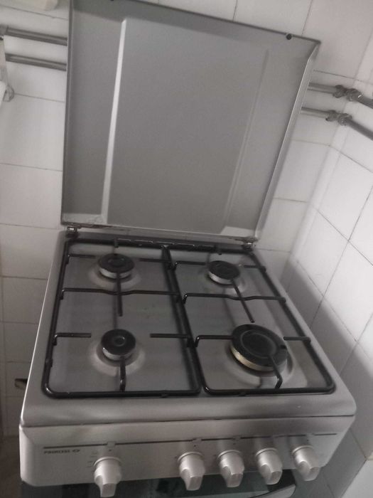 Fogão em  bom estado de uso