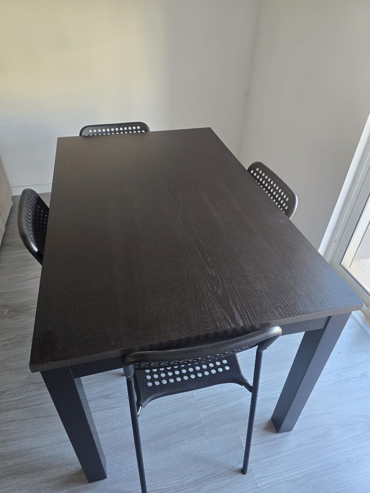 Vende-se mesa de jantar com quatro cadeiras, a mesa é extensível.