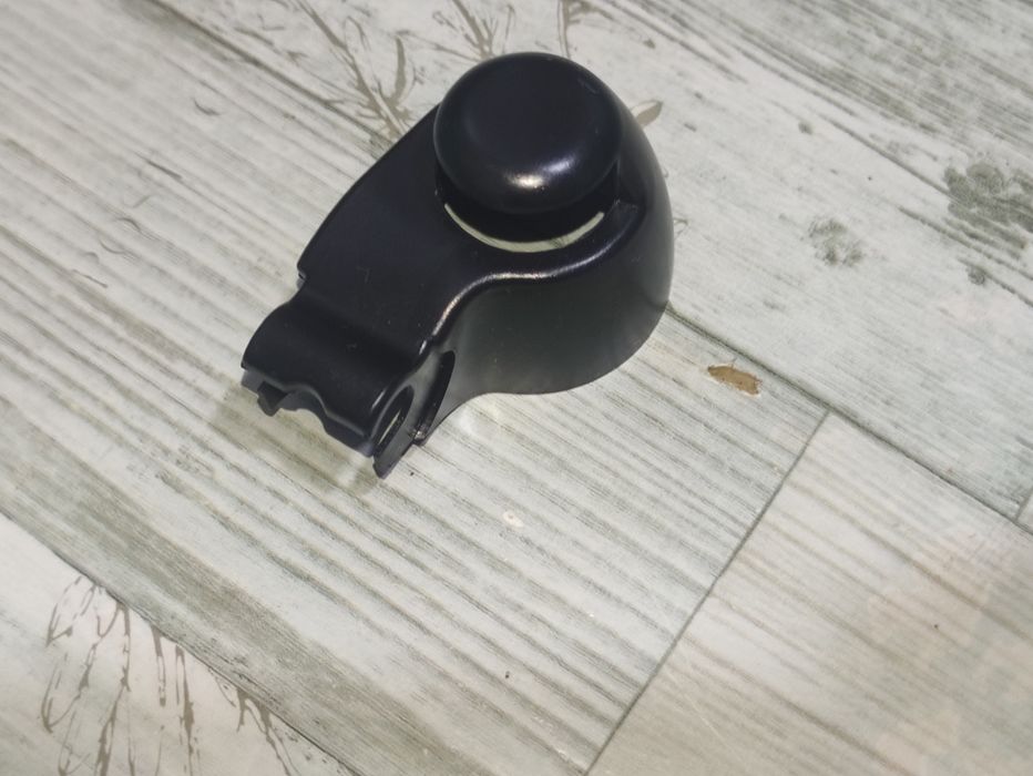 Кришка форсунки омивача заднього склоочисника.