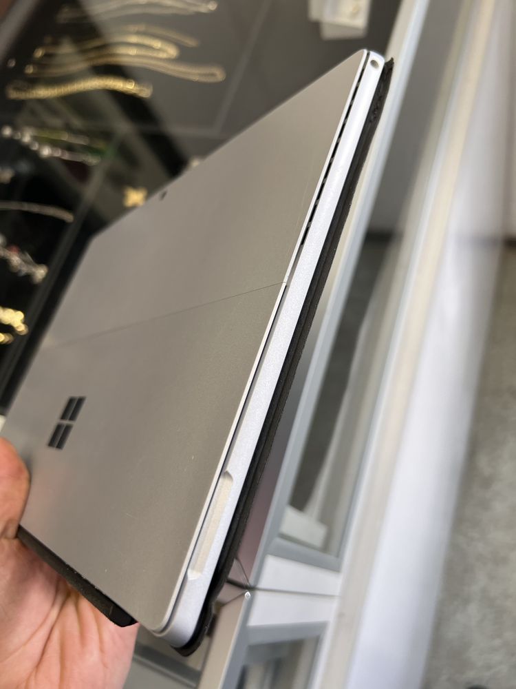 ŁADNY Microsoft Surface Pro TYLKO 36cykli !