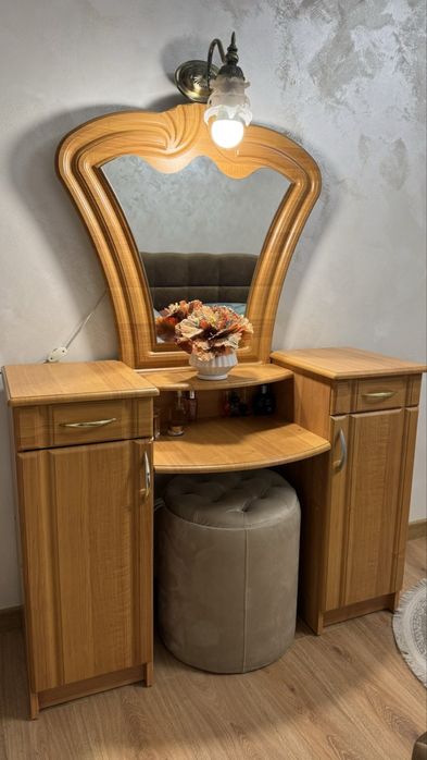 Дзеркало трюмо з двома тумбами