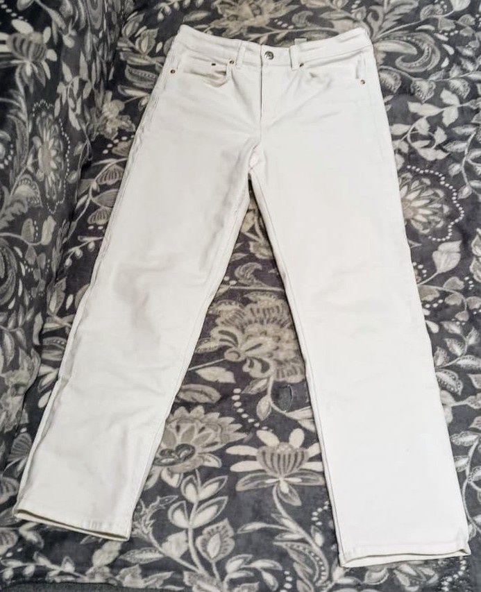 Białe straight jeansy
