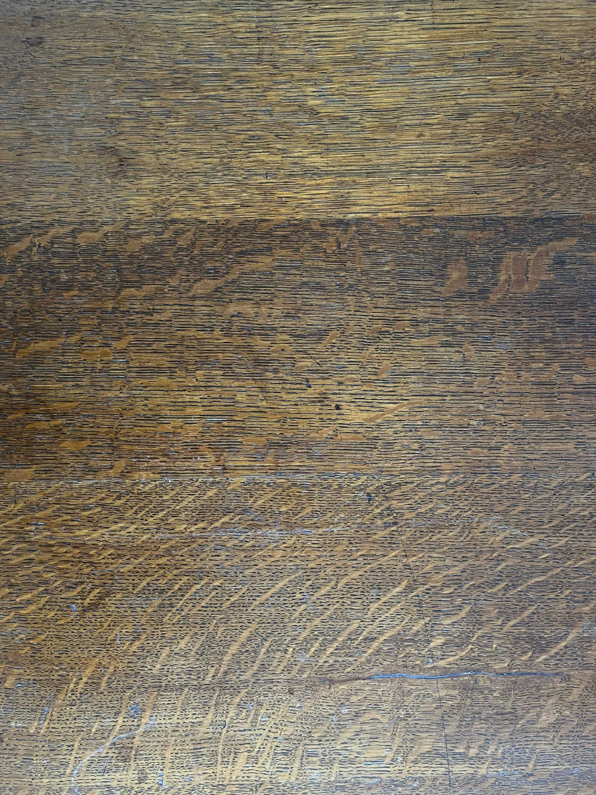 Elegancki drewniany stół z pięknymi rzeźbionymi nogami