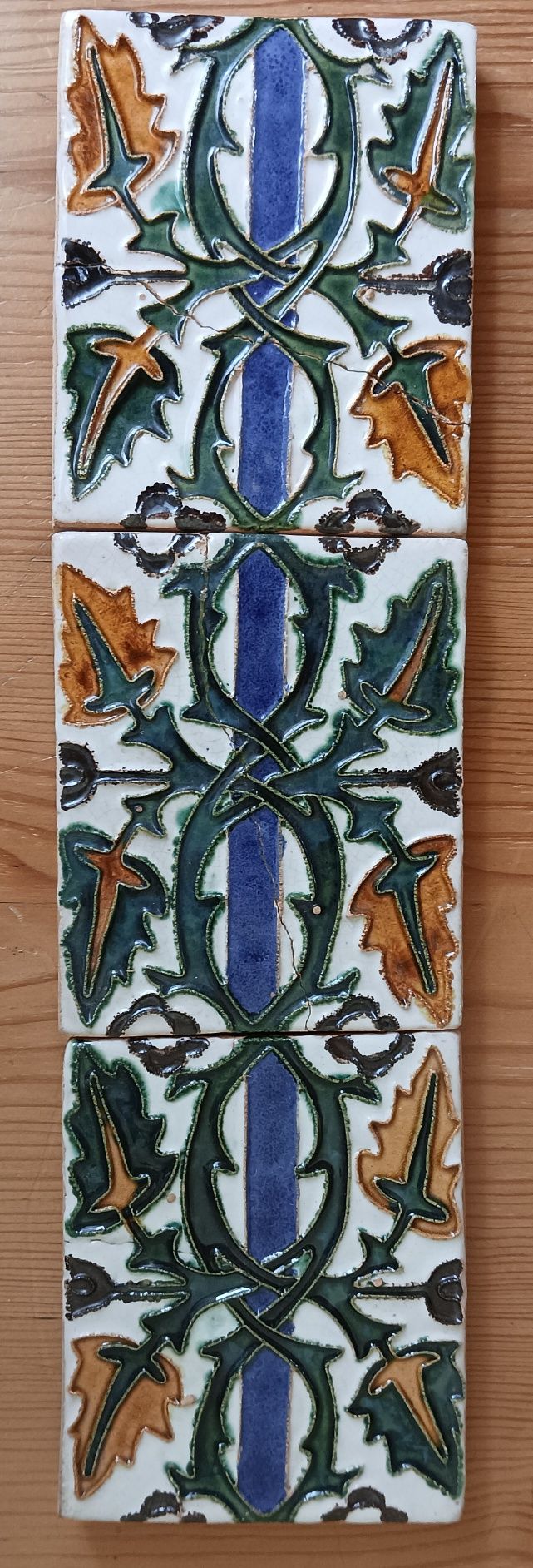 Conjunto de três azulejos hispano árabes feitos a mão.
