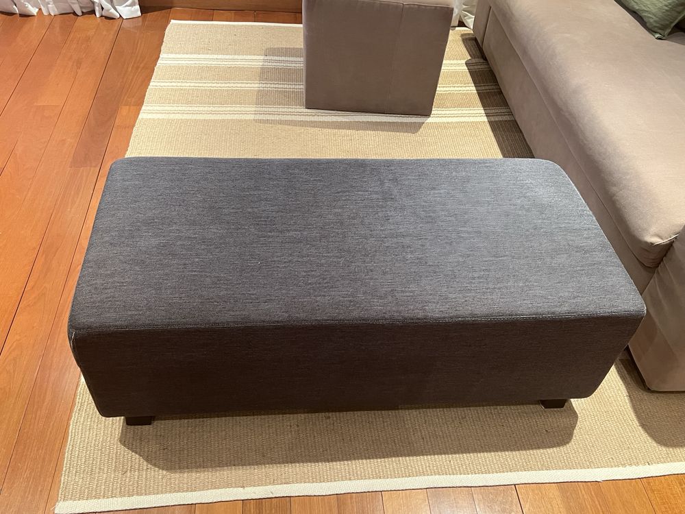 Sofa castanho com almofadas